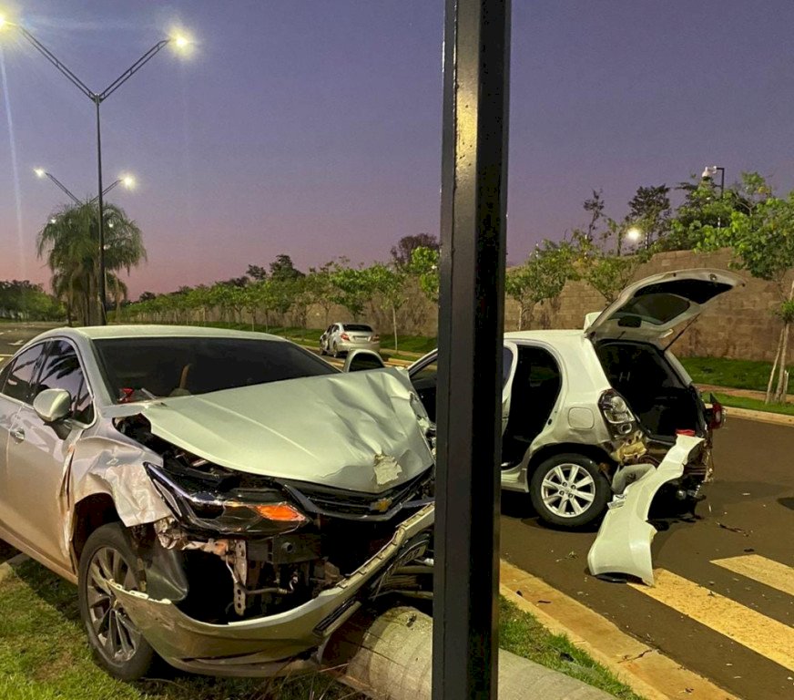 “Racha”termina em acidente e com 2 pessoas feridas