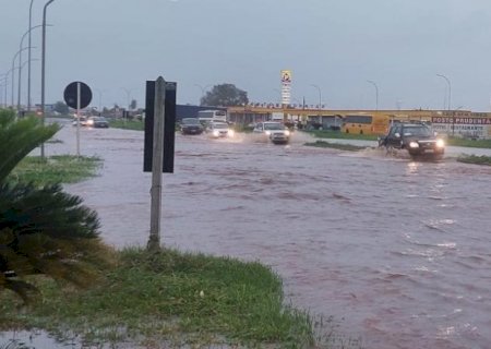 Chuva alaga BR-267 e causa transtornos para motoristas em Bataguassu