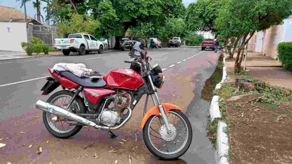 Morre motociclista arremessado após ser atingido por caminhonete que furou sinal