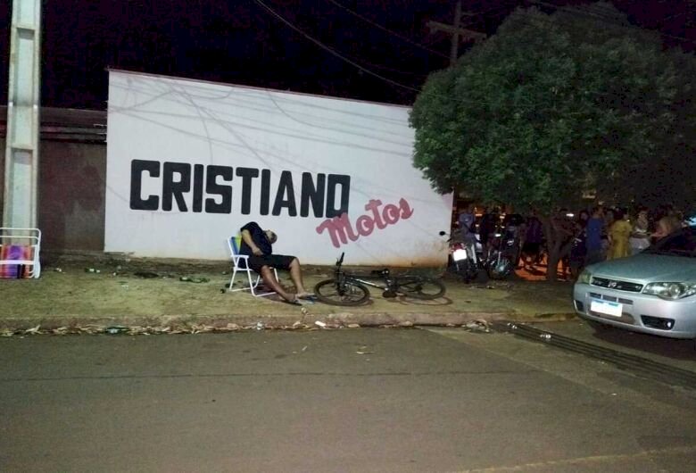 Homem é assassinado a tiros por dupla em moto