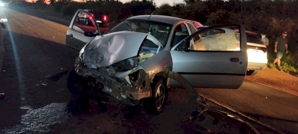 Deodápolis - Motorista de carreta provoca colisão frontal entre dois veículos na BR - 376 e foge do local do acidente