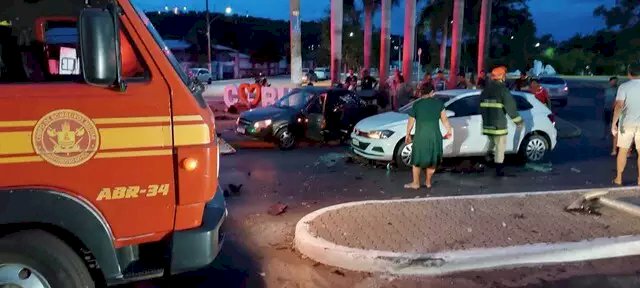 Acidente entre três carros deixa um morto e seis feridos graves