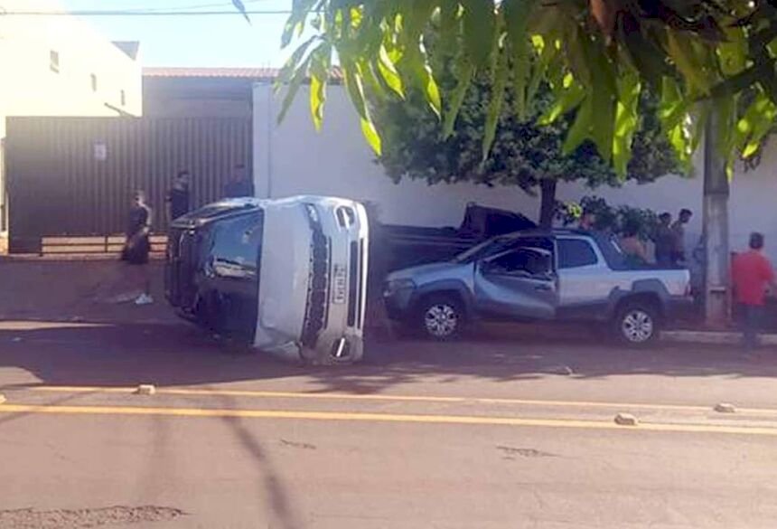 Condutor tenta desviar de rotatória, atinge picape e tomba veículo