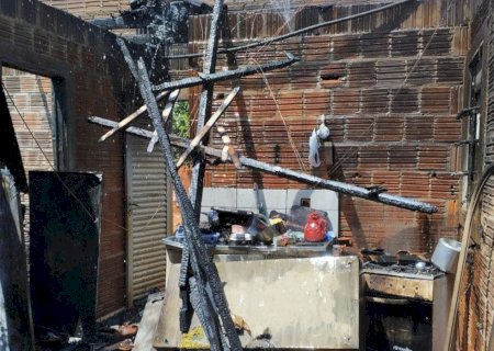 Angélica - Residência é destruída pelo fogo