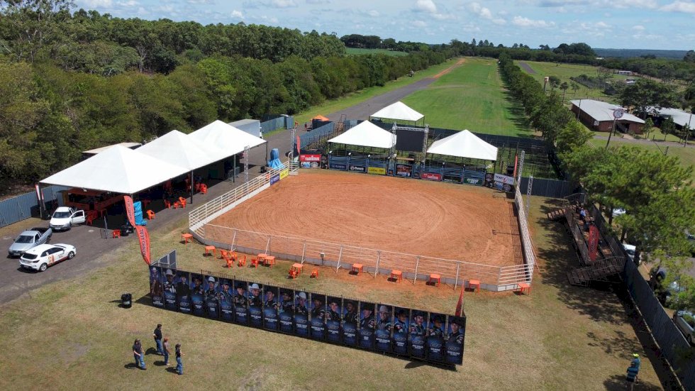 Angélica-Jovem Breno está entre os melhores em montaria em touros no Circuito de Rodeio Rancho Primavera em Assis/SP