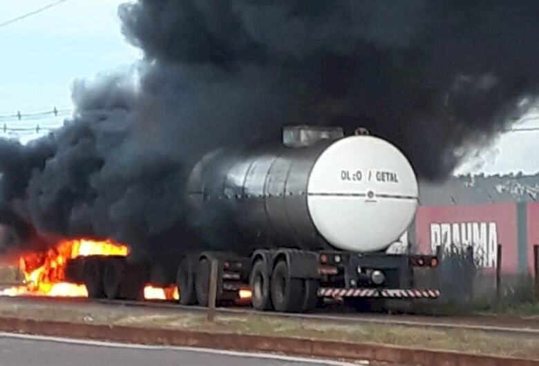Carreta de transporte de óleo vegetal pega fogo