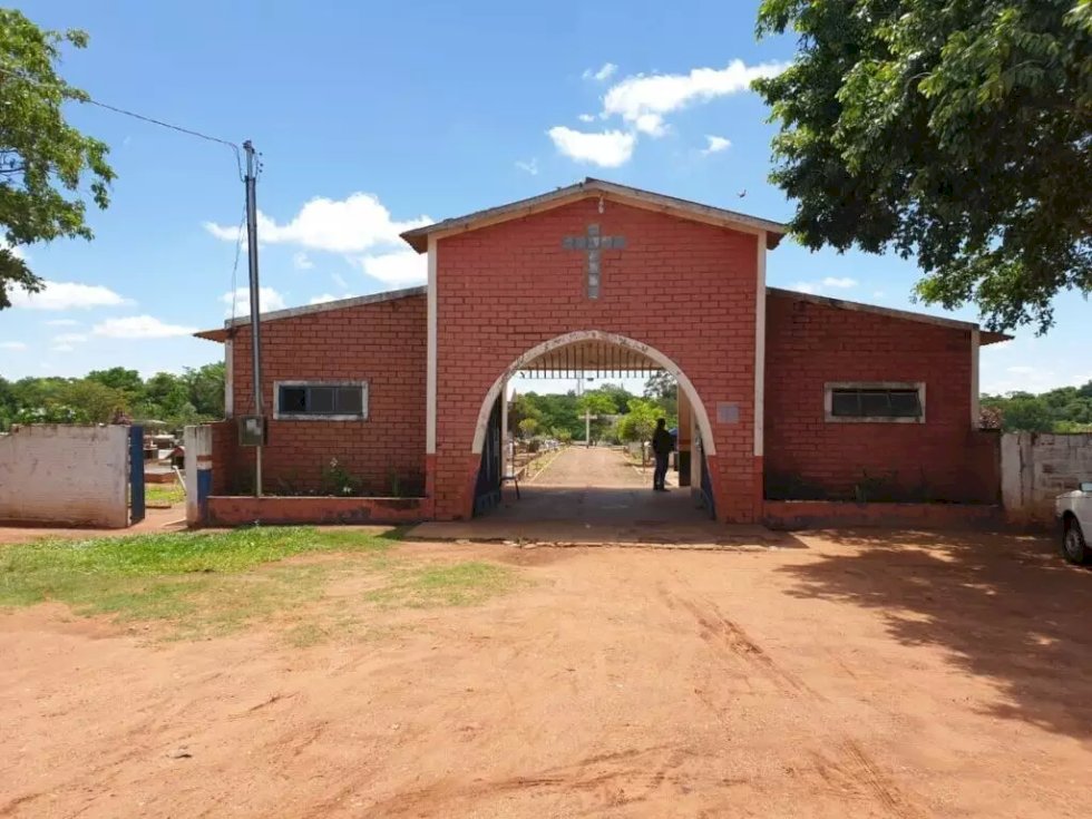 Corpos de bebê e adolescente são levados de cemitério