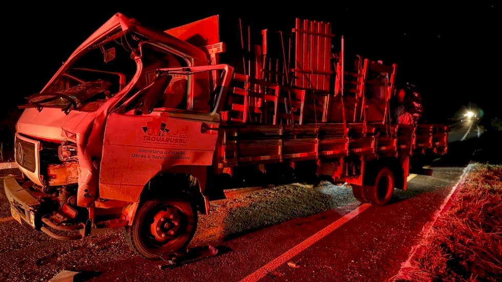 Caminhão com mudança bate na traseira de retroescavadeira na MS-473 em Taquarussu