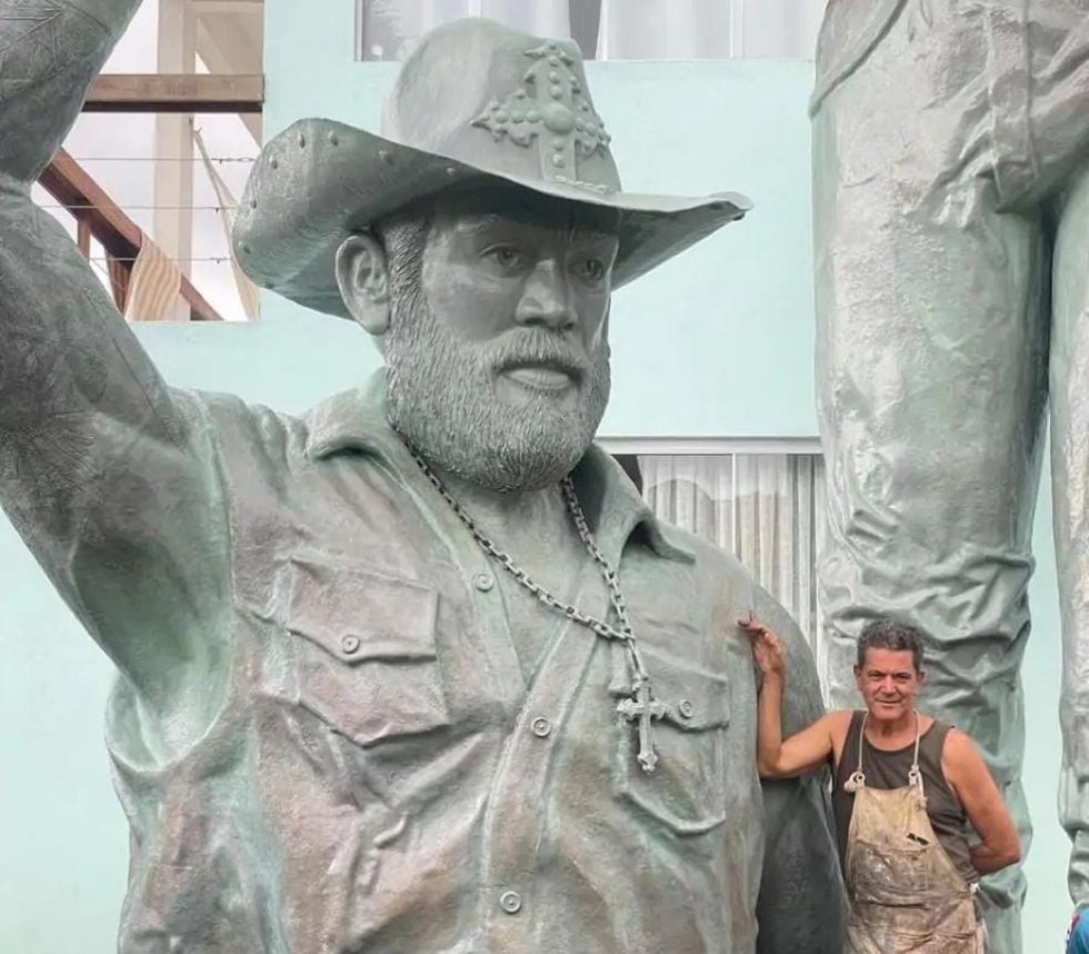 Segurando a viola e o microfone, estátua que eterniza João Carreiro em MS será inaugurada em junho
