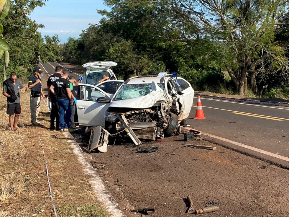 Duas pessoas morrem nem colisão entre carros na BR-262