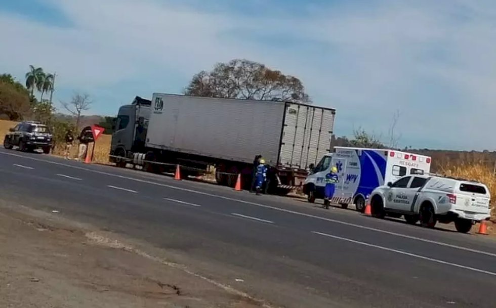 Na cabine do caminhão, corpo de motorista é encontrado com tiro na cabeça