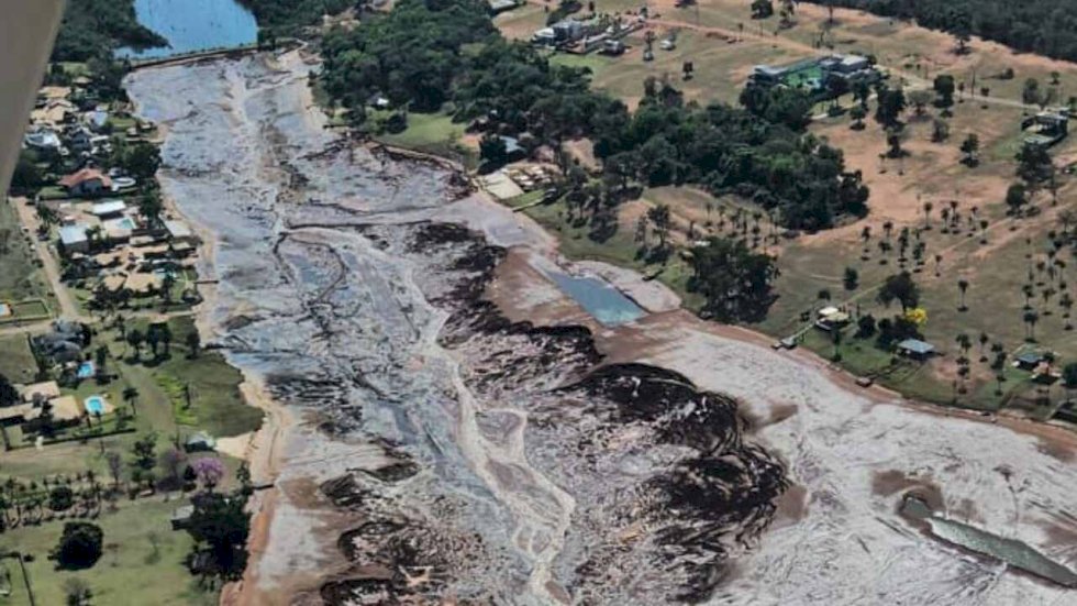 Barragem de represa em condomínio de luxo rompe e água invade casas e rodovia em Mato Grosso do Sul