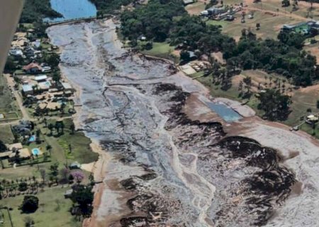 Barragem de represa em condomínio de luxo rompe e água invade casas e rodovia em Mato Grosso do Sul