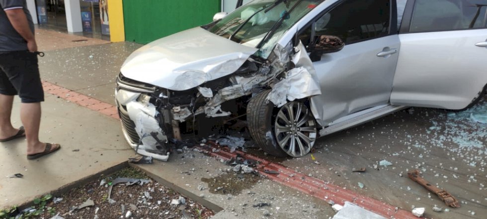 Motorista perde controle e invade escritório da PAX