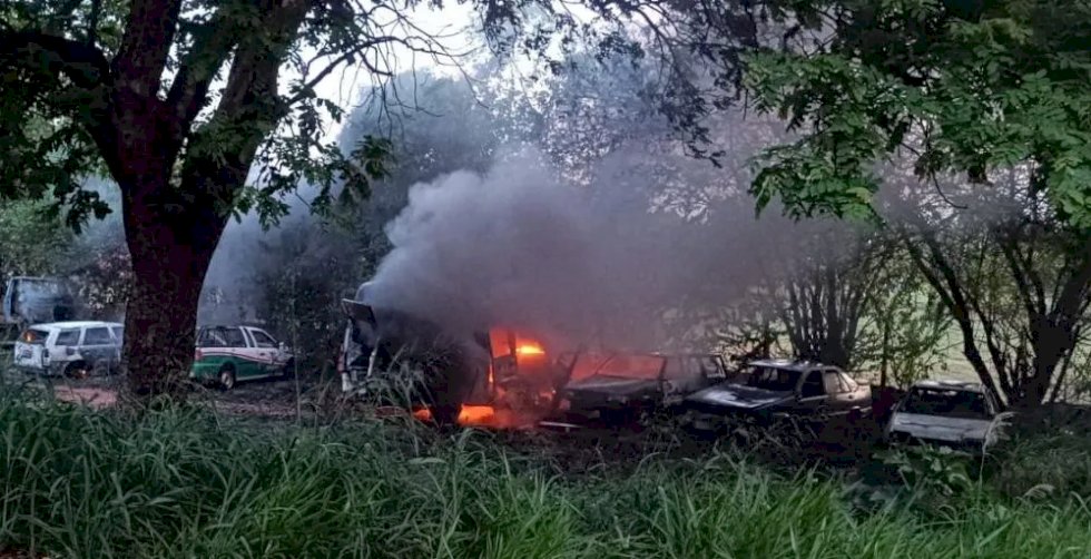 Incêndio destrói veículos de prefeitura