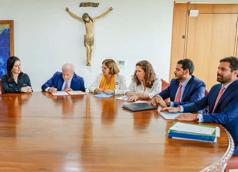Presidente Lula sanciona a Lei que aumenta a pena de feminicídio