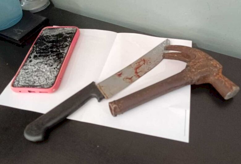 Casal discute, homem destrói celular, a moto da mulher e ela reage com martelada e facada