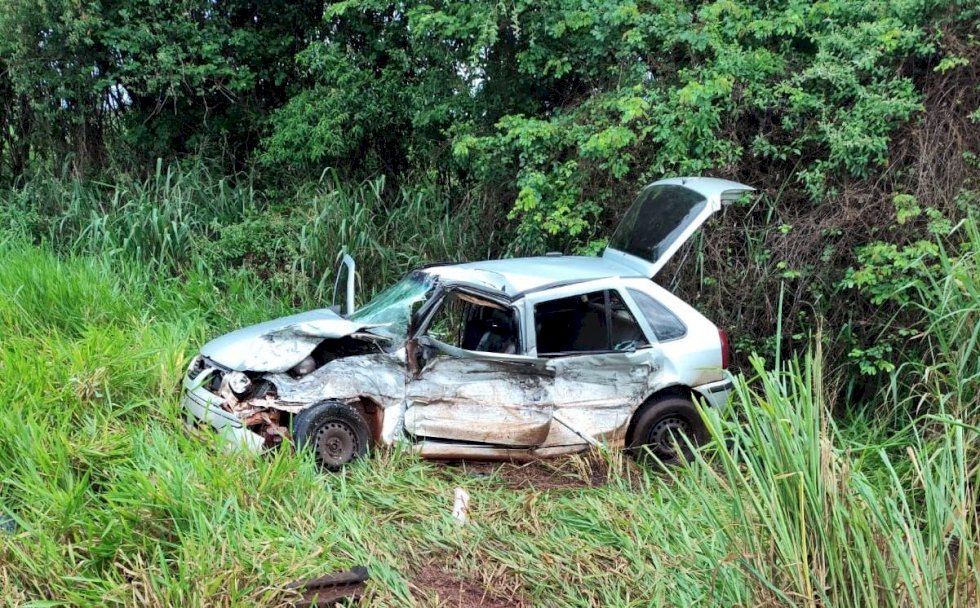 Ivinhema - Acidente na BR 376 entre carro e caminhão deixa uma vítima presa as ferragens