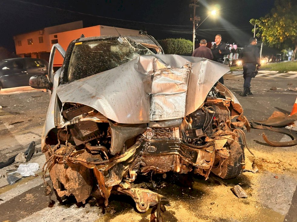 Após bater em Hilux de PM, homem atropela cantor e arranca semáforo