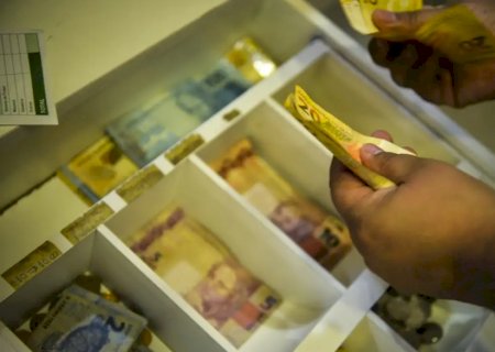 Lula assina decreto que eleva salário mínimo para R$ 1.518