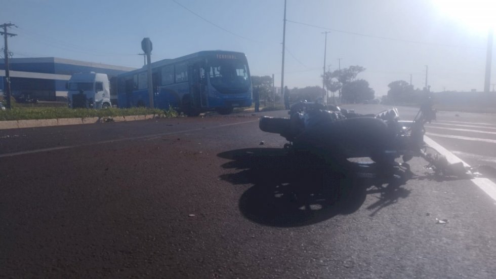 Motociclista tem perna amputada após colidir na lateral de ônibus