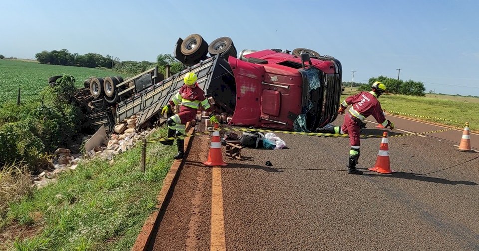 Carreta tomba na BR 163 e motorista é socorrido com ferimentos leves