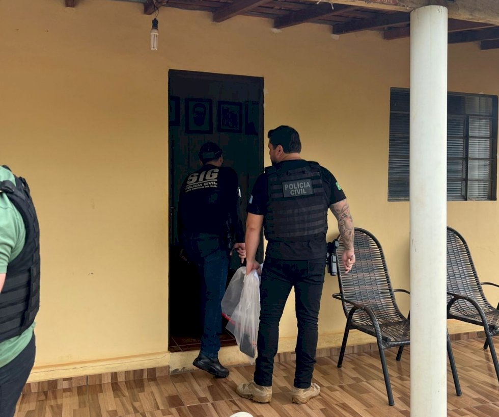 Polícia Civil cumpre mandado e prende homem em flagrante por posse irregular de arma de fogo