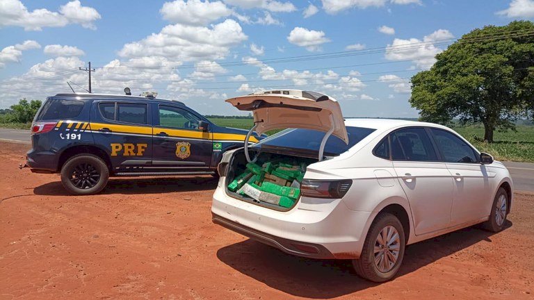 PRF apreende 573 Kg de maconha e recupera veículo