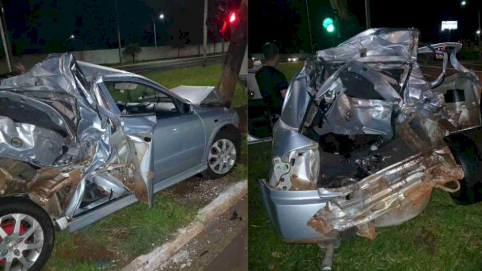 Carro fica destruído após batida com caminhão