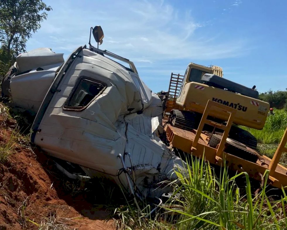 Motorista perde controle de carreta e sofre acidente na MS-040
