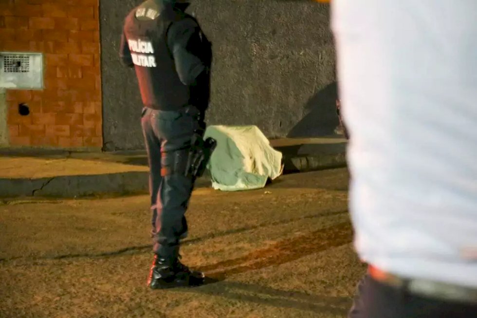 Jovem é assassinado a tiros por dupla em moto