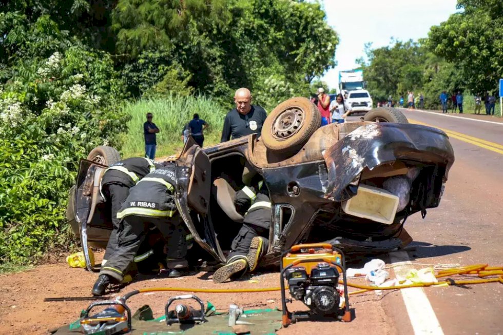 Voltando de Bonito, carro com família capota e motorista morre na BR-262