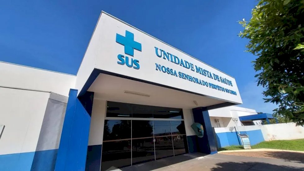 Mulher separa briga de casal em bar, perfura pescoço de homem e foge