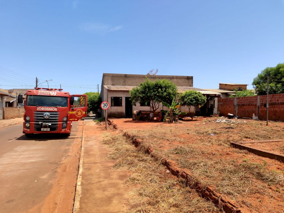 Ivinhema - Bombeiros militar controla princípio de incêndio em residência
