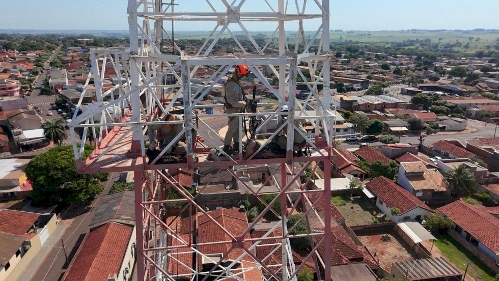 Ivinhema - Homem sobe em torre e mobiliza equipe dos bombeiros