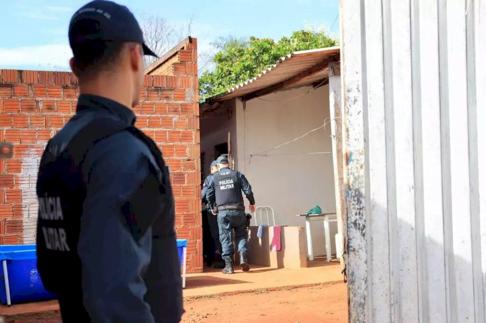 Mulher mata o namorado com tijolada na cabeça ao ser espancada
