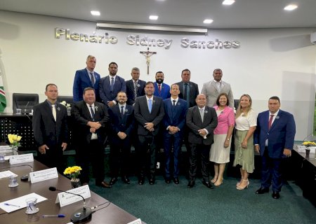 Solenidade deu início aos mandatos que se estendem até 2028 e definiu a mesa diretora da Câmara para o biênio 2025-2026