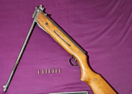 Polícia Militar desencadeia operação em propriedade rural, resultando na prisão de um foragido da justiça e apreensão de Armas
