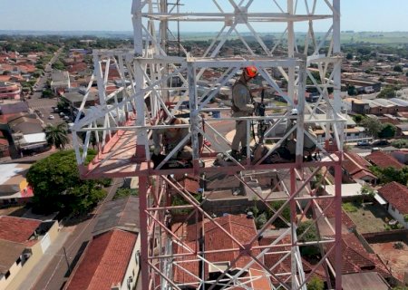 Ivinhema - Homem sobe em torre e mobiliza equipe dos bombeiros