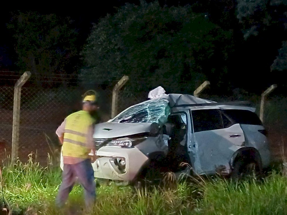 Casal fica preso nas ferragens de SW4 em acidente com carreta na BR-163