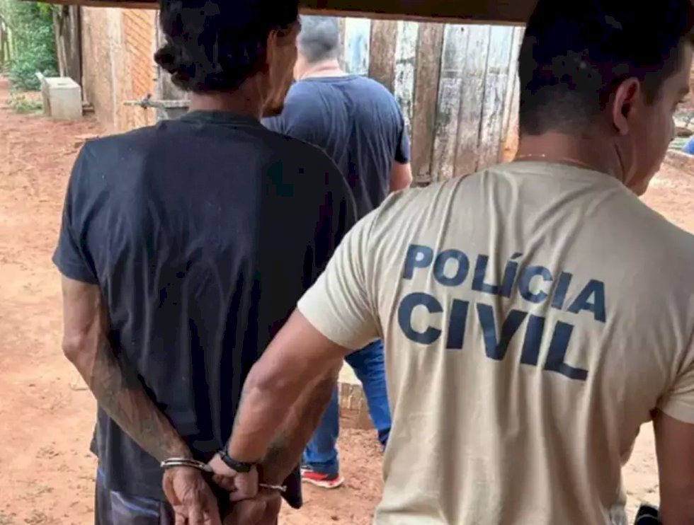 Homem acusado de agredir, ameaçar e manter mulher em cárcere privado é preso embaixo de cômoda