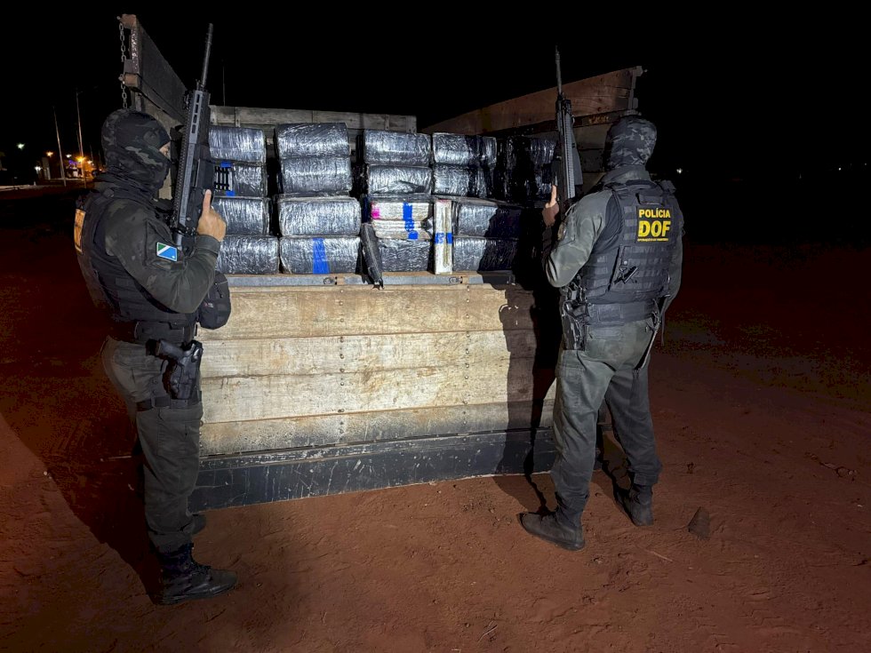 Caminhão de porte médio carregado com quase três toneladas de maconha é recuperado pelo DOF
