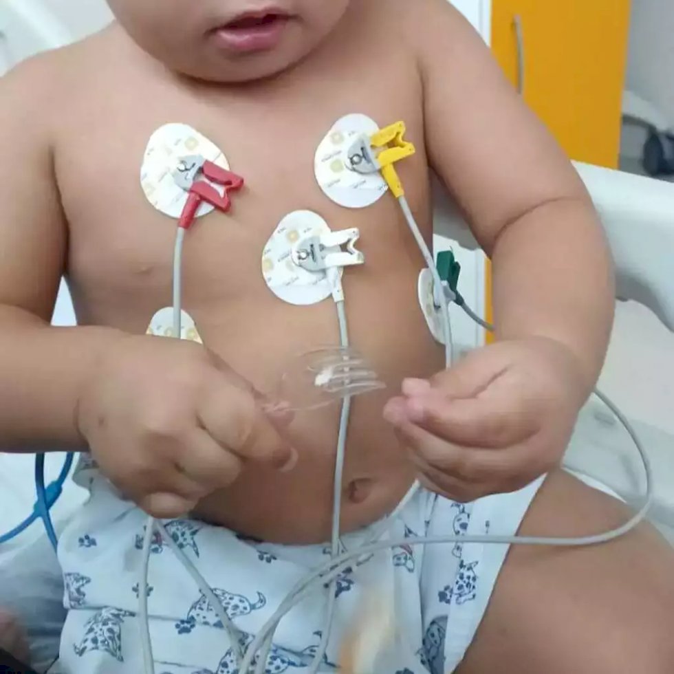 Bebê com fio metálico no coração passa por cirurgia que deve durar até 6 horas