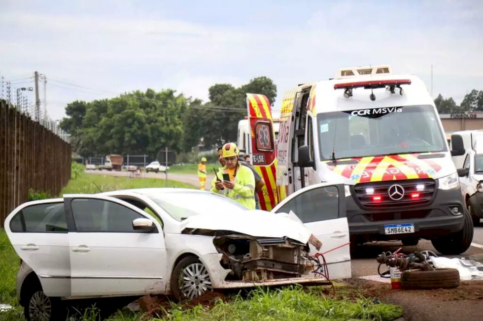 Carro rodopia na BR-163 após roda se soltar, bate em muro e fica destruído