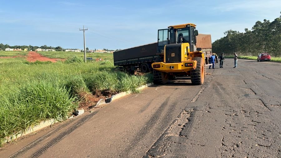 Volante trava, condutor perde o controle e carreta sai da pista no anel viário de Nova Andradina