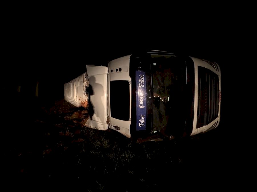 Nova Andradina: Carreta carregada com 40 toneladas de carne tomba na MS-134 após motorista sofrer crise de tosse