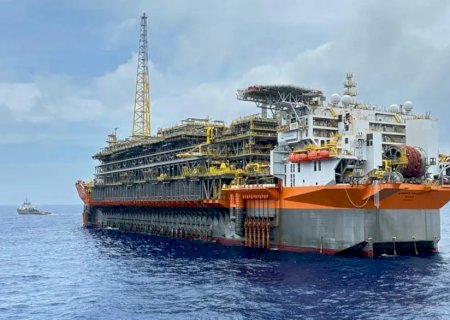 Maior plataforma de petróleo do Brasil inicia operação no pré-sal