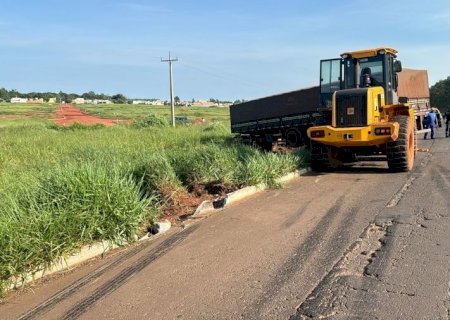 Volante trava, condutor perde o controle e carreta sai da pista no anel viário de Nova Andradina