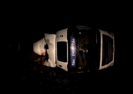 Nova Andradina: Carreta carregada com 40 toneladas de carne tomba na MS-134 após motorista sofrer crise de tosse