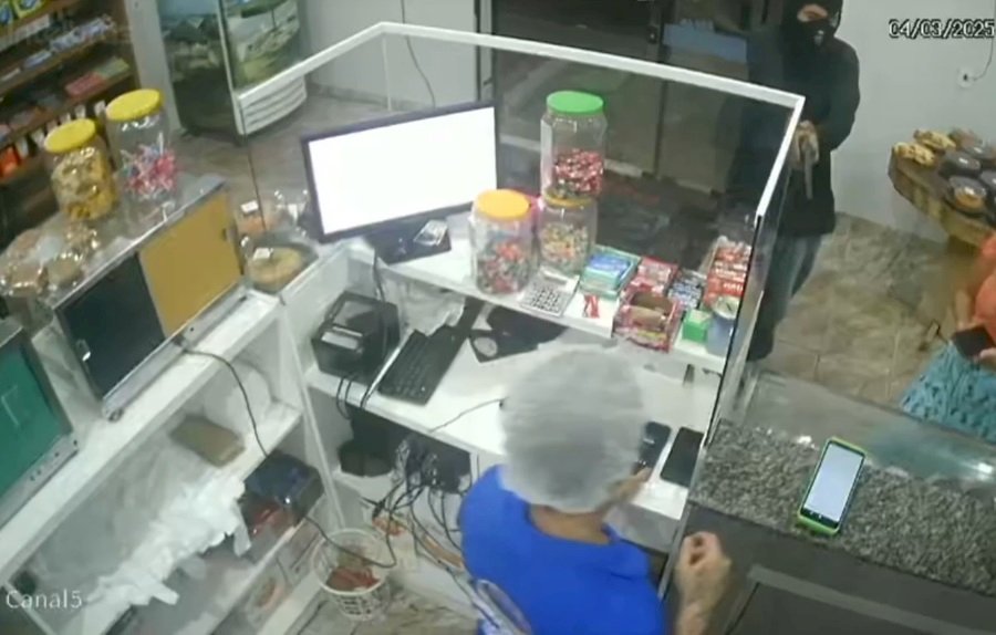 Criminoso armado com revólver assalta comércio no centro de Nova Andradina
